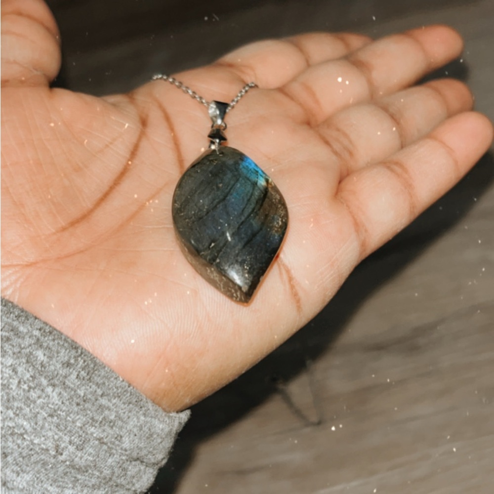 🌌 Labradorite Pendant Necklace - Picture 5 of 6